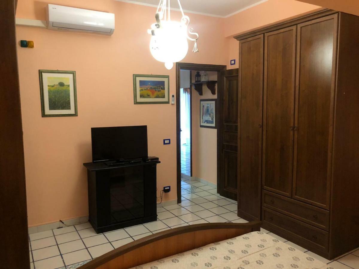 Chloe'S Apartment Ачиреале Экстерьер фото